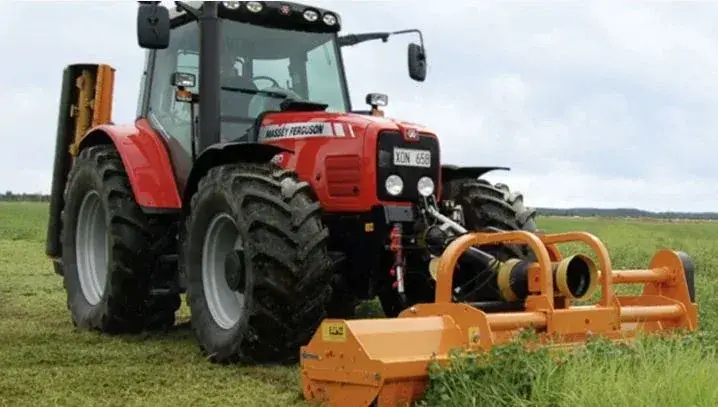 Berti slagslåttermaskin monterad på traktor