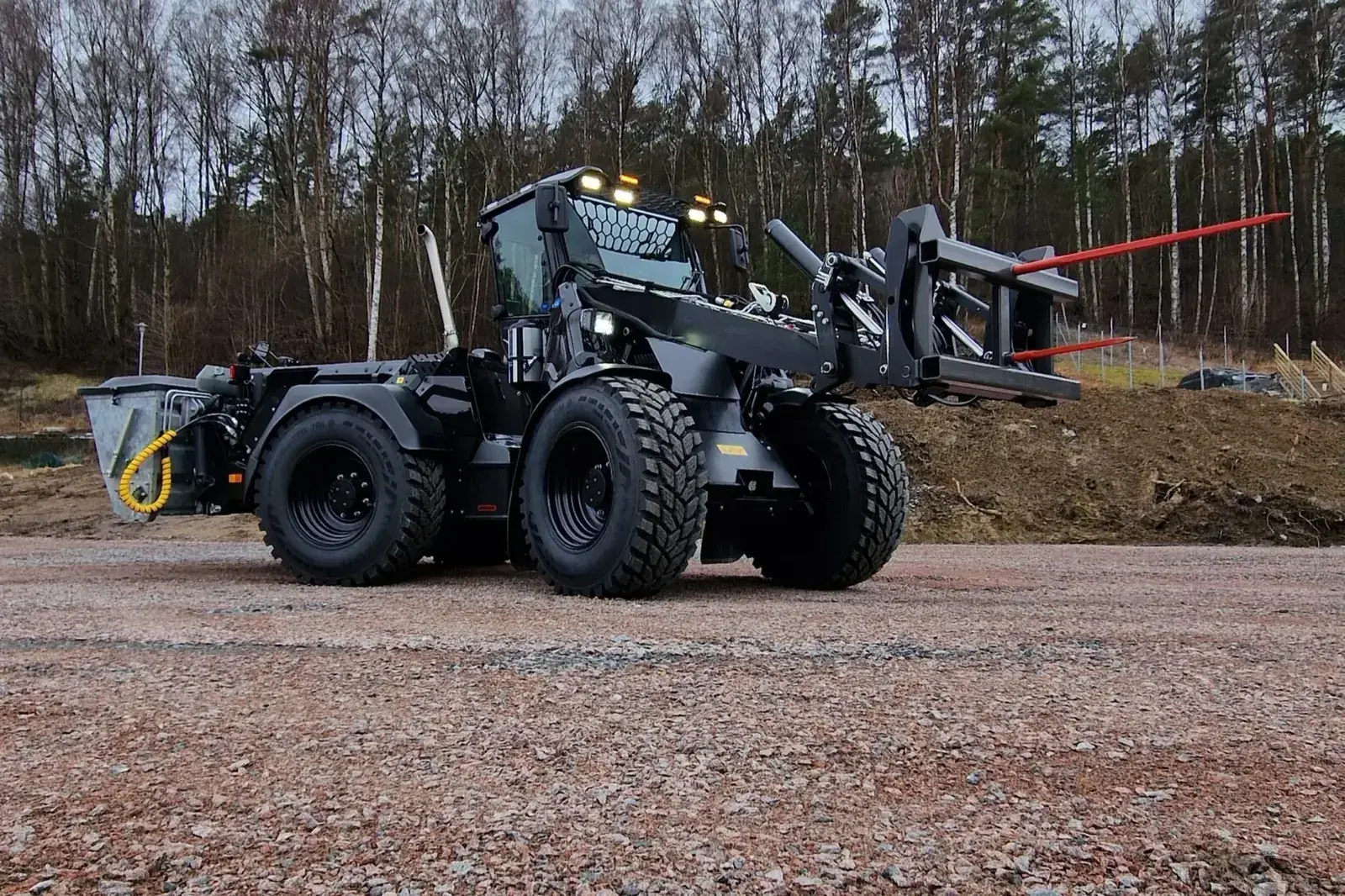 Svart Wille redskapsbärare med redskap monterat