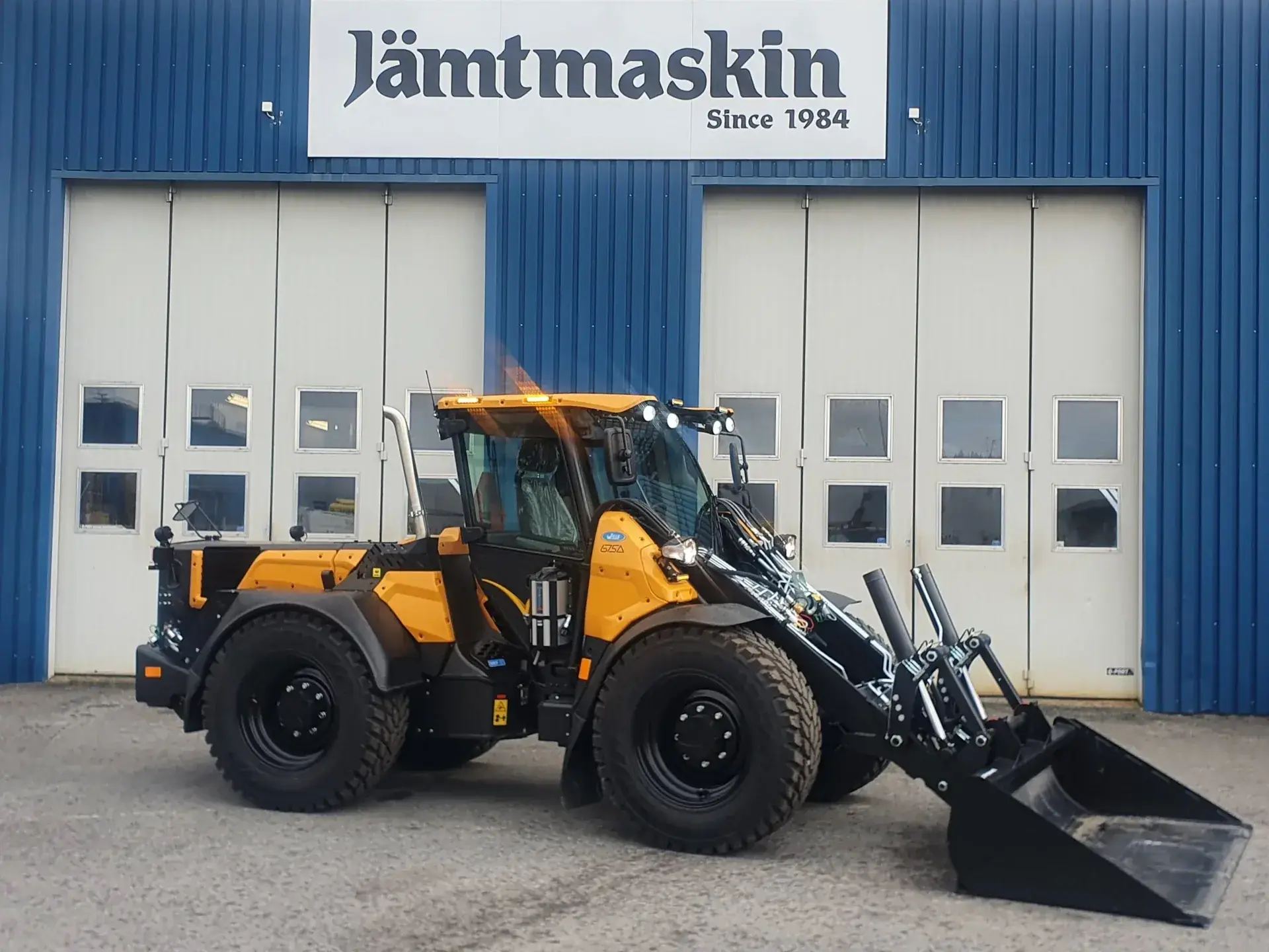 Wille redskapsbärare framför Jämtmaskins verkstad i Östersund
