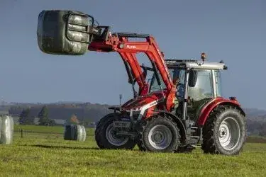 Massey Ferguson 5S med frontlastare och vagn