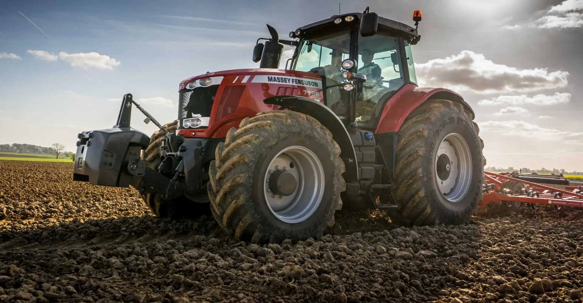 Massey Ferguson 7726 med plog i arbete på ett fält