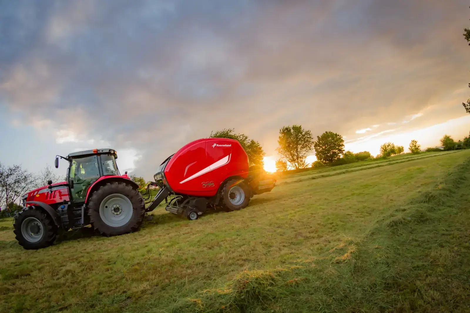Traktor med redskap på ett fält