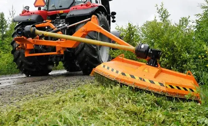 Trejon Optimal kedjeröjare i arbete längs en vägkant
